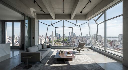Interior de una propiedad moderna con vista a la ciudad